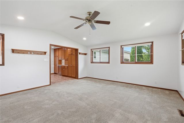 4610 Twin Pines Dr NE, Cedar Rapids, IA 52402