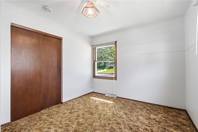 4610 Twin Pines Dr NE, Cedar Rapids, IA 52402