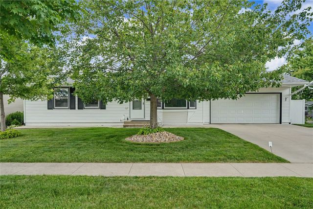 4610 Twin Pines Dr NE, Cedar Rapids, IA 52402