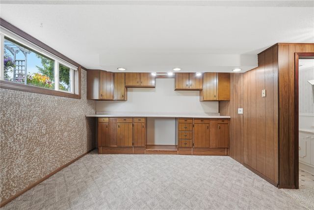 4610 Twin Pines Dr NE, Cedar Rapids, IA 52402