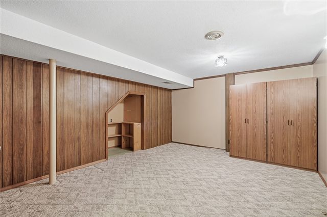 4610 Twin Pines Dr NE, Cedar Rapids, IA 52402