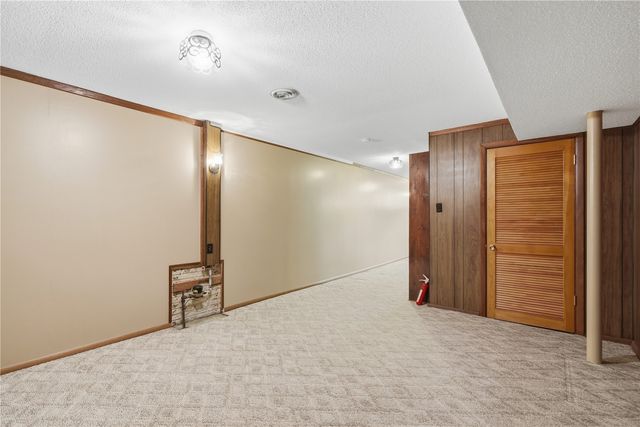 4610 Twin Pines Dr NE, Cedar Rapids, IA 52402