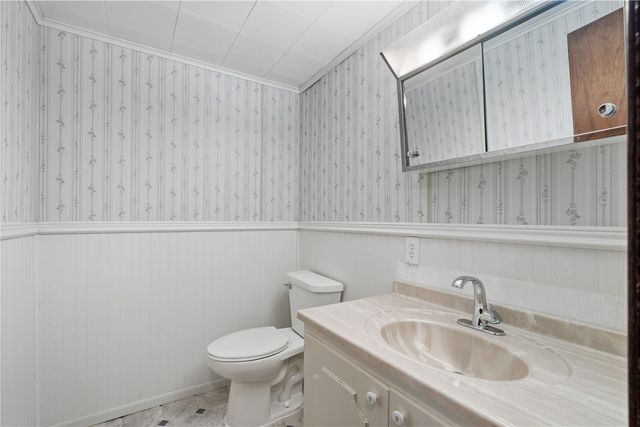 4610 Twin Pines Dr NE, Cedar Rapids, IA 52402