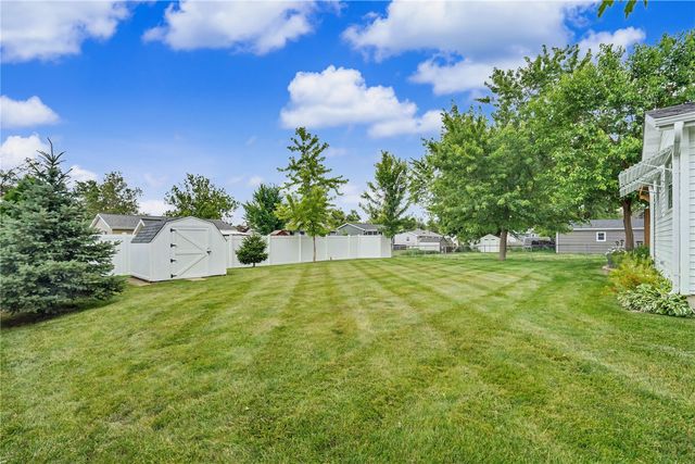 4610 Twin Pines Dr NE, Cedar Rapids, IA 52402