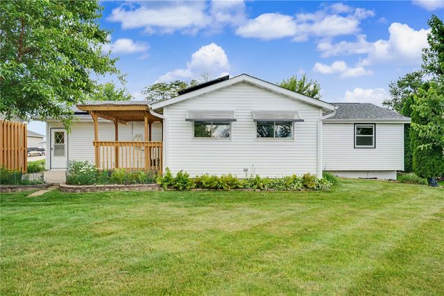 4610 Twin Pines Dr NE, Cedar Rapids, IA 52402