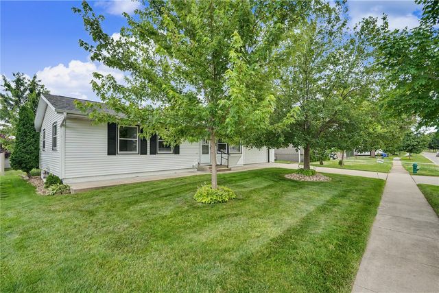 4610 Twin Pines Dr NE, Cedar Rapids, IA 52402