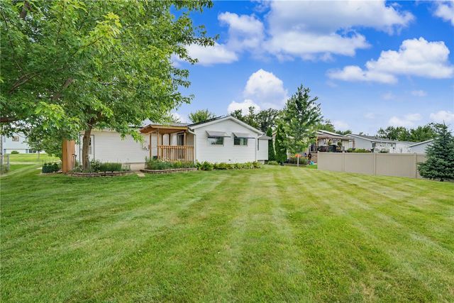 4610 Twin Pines Dr NE, Cedar Rapids, IA 52402