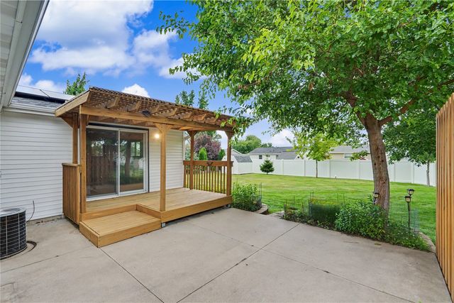 4610 Twin Pines Dr NE, Cedar Rapids, IA 52402