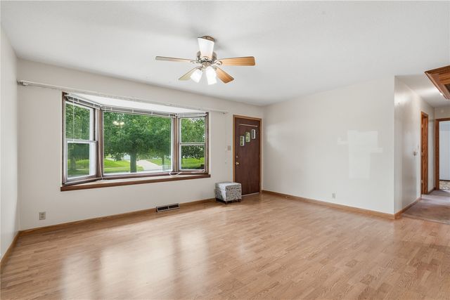 4610 Twin Pines Dr NE, Cedar Rapids, IA 52402