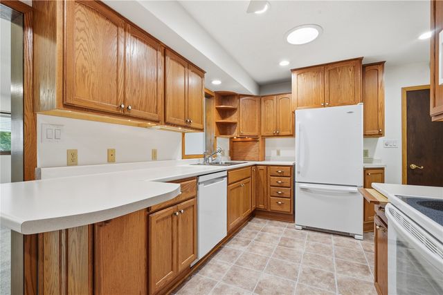 4610 Twin Pines Dr NE, Cedar Rapids, IA 52402