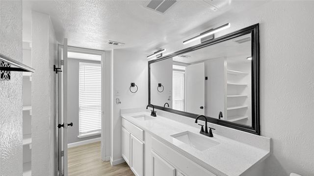 674 W Warrior Trail, Grand Prairie, TX 75052