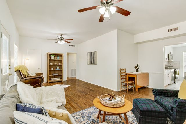 6023 E University Boulevard 204, Dallas, TX 75206