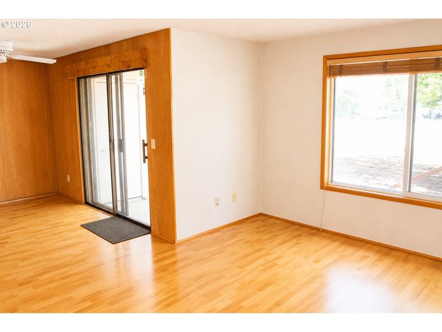 381 Ne VILLAGE SQUIRE Ave 2, Gresham, OR 97030