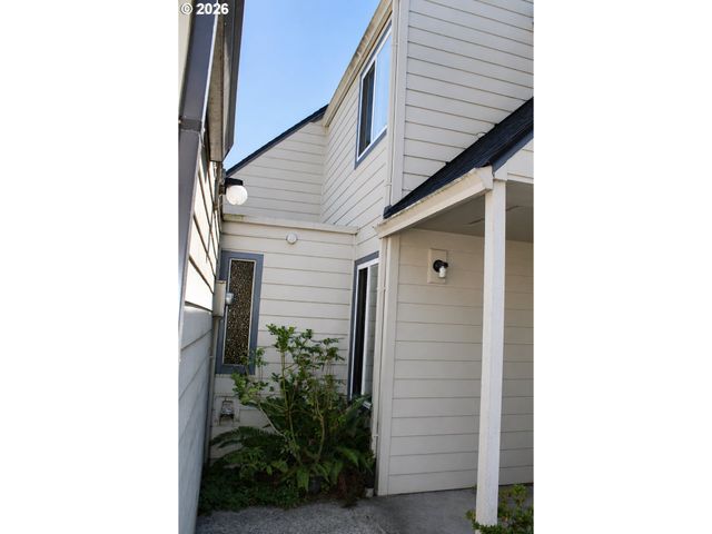 381 Ne VILLAGE SQUIRE Ave 2, Gresham, OR 97030