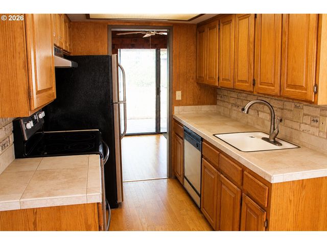 381 Ne VILLAGE SQUIRE Ave 2, Gresham, OR 97030