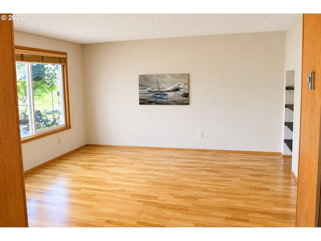 381 Ne VILLAGE SQUIRE Ave 2, Gresham, OR 97030