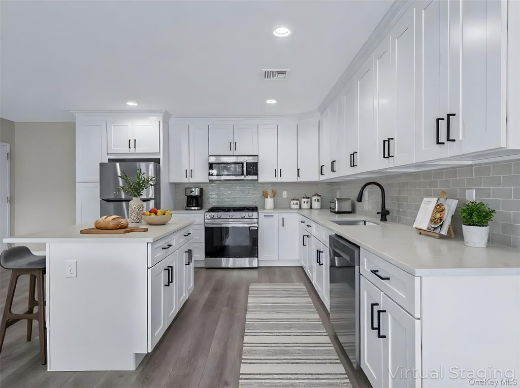 110 School Street 7, Glen Cove, NY 11542