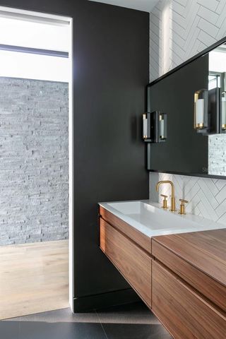 1500 BAYVIEW DRIVE, Sarasota, FL 34239