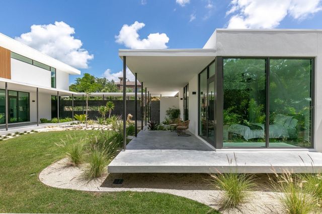 1500 BAYVIEW DRIVE, Sarasota, FL 34239