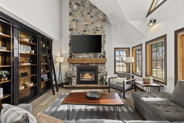 946 Canal Road, Marshall, WI 53559