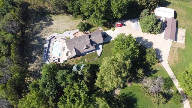 946 Canal Road, Marshall, WI 53559