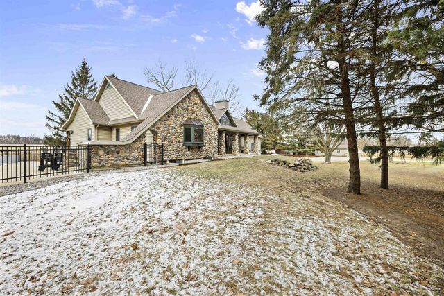 946 Canal Road, Marshall, WI 53559