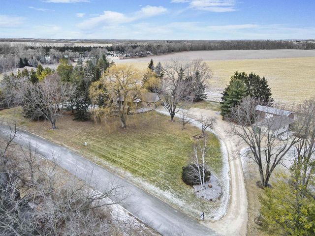 946 Canal Road, Marshall, WI 53559