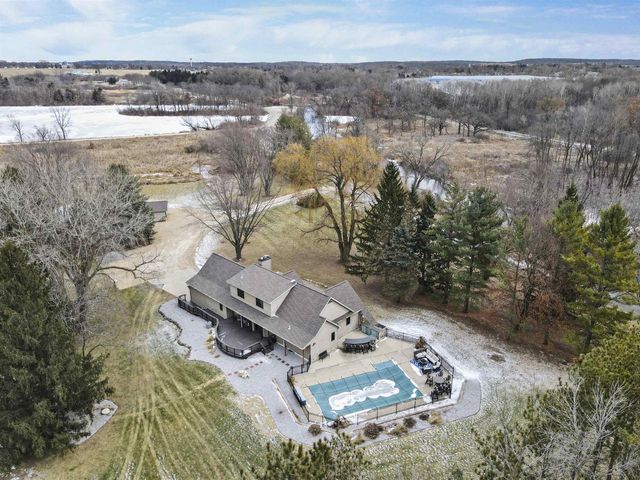 946 Canal Road, Marshall, WI 53559