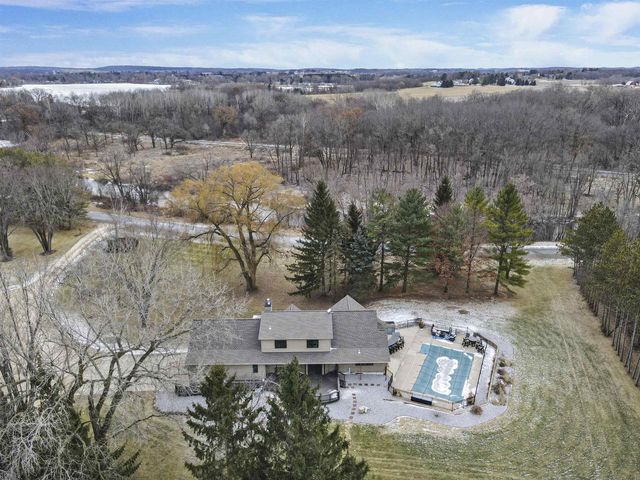 946 Canal Road, Marshall, WI 53559