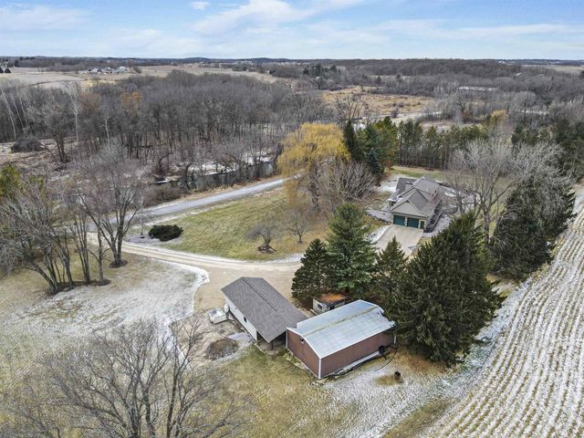946 Canal Road, Marshall, WI 53559