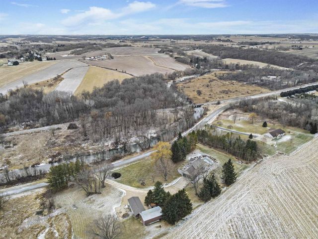 946 Canal Road, Marshall, WI 53559