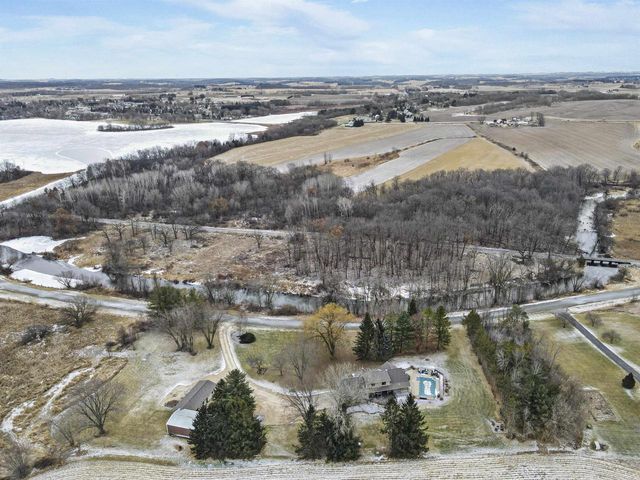 946 Canal Road, Marshall, WI 53559