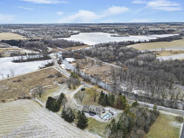 946 Canal Road, Marshall, WI 53559