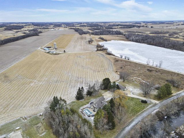 946 Canal Road, Marshall, WI 53559