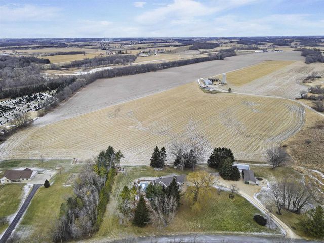 946 Canal Road, Marshall, WI 53559