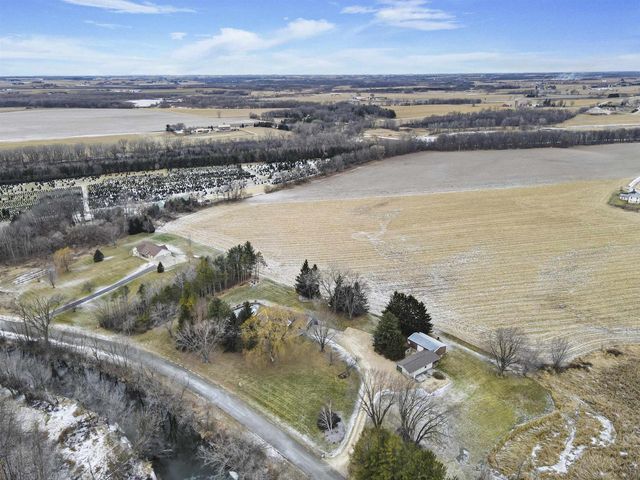 946 Canal Road, Marshall, WI 53559