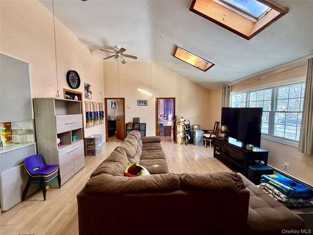 1644 N Gardiner Drive, Bay Shore, NY 11706