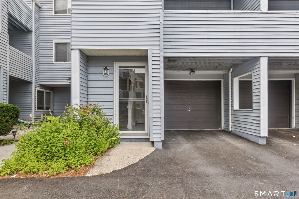 1 Beaver Brook Road 8, Danbury, CT 06810