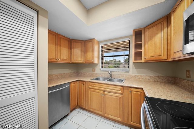 195 Cypress WAY E 8, Naples, FL 34110