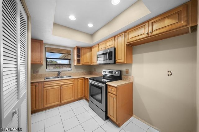195 Cypress WAY E 8, Naples, FL 34110