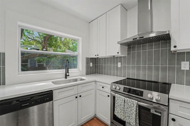 903 E CAYUGA STREET, Tampa, FL 33603