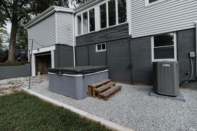 8400 Old State Road, Evansville, IN 47710