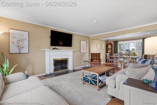 919 Cook Road, Grosse Pointe Woods, MI 48236