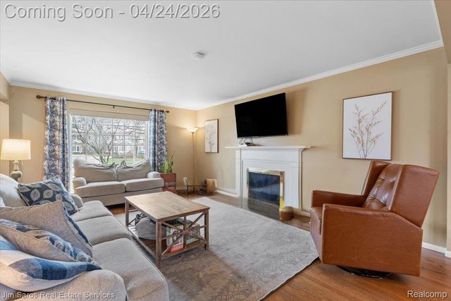 919 Cook Road, Grosse Pointe Woods, MI 48236