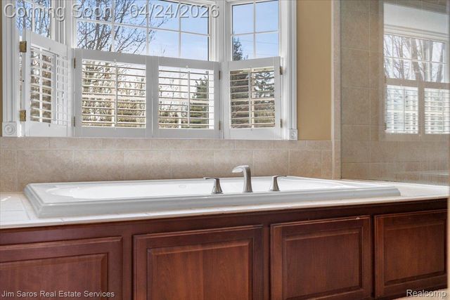 919 Cook Road, Grosse Pointe Woods, MI 48236