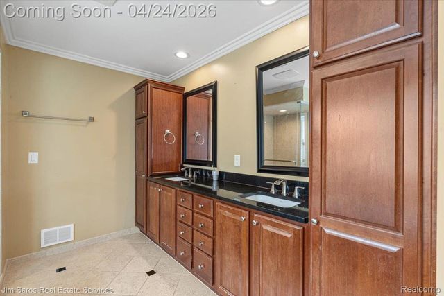919 Cook Road, Grosse Pointe Woods, MI 48236