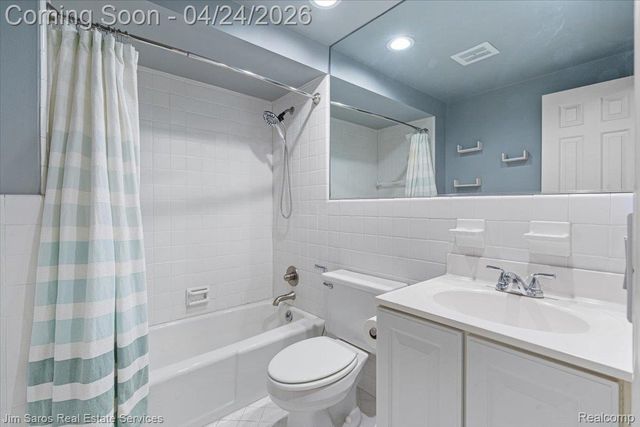 919 Cook Road, Grosse Pointe Woods, MI 48236