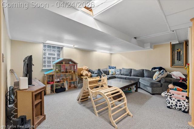 919 Cook Road, Grosse Pointe Woods, MI 48236