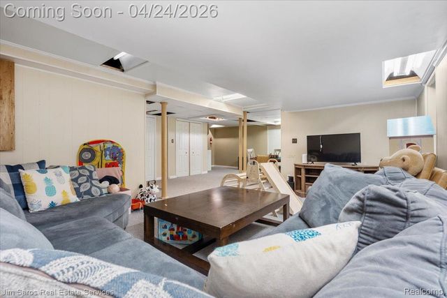 919 Cook Road, Grosse Pointe Woods, MI 48236