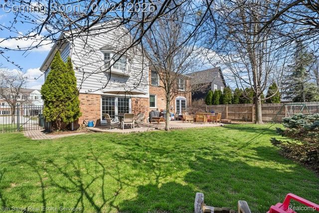 919 Cook Road, Grosse Pointe Woods, MI 48236